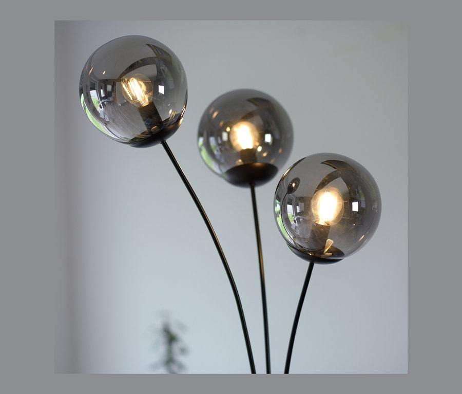 Detailaufnahme der JUST LIGHT Stehleuchte »Big Widow« mit drei grauen Glaskugeln.