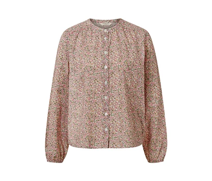 Eine florale Bluse mit langen Ärmeln und Knöpfen.