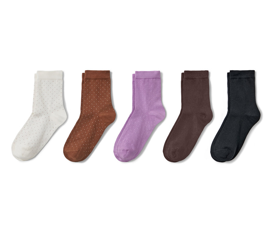 Fünf Paar Socken in verschiedenen Farben mit Punkten.