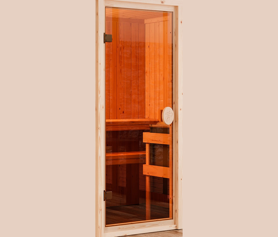 Verglaste Tür der Karibu Sauna »Celie« mit Holzausstattung.