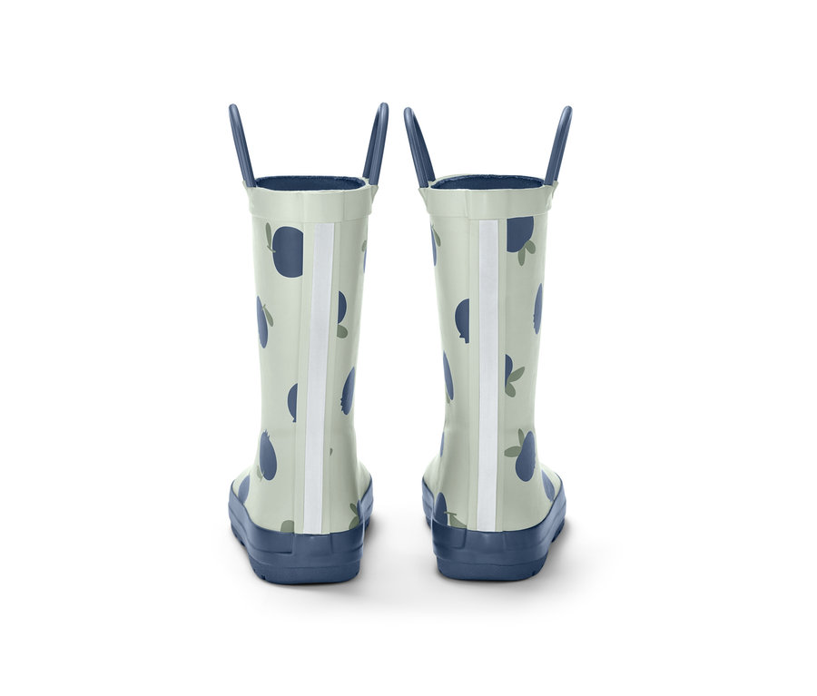 Ein Paar Kleinkind-Regenstiefel mit Blaubeermuster.