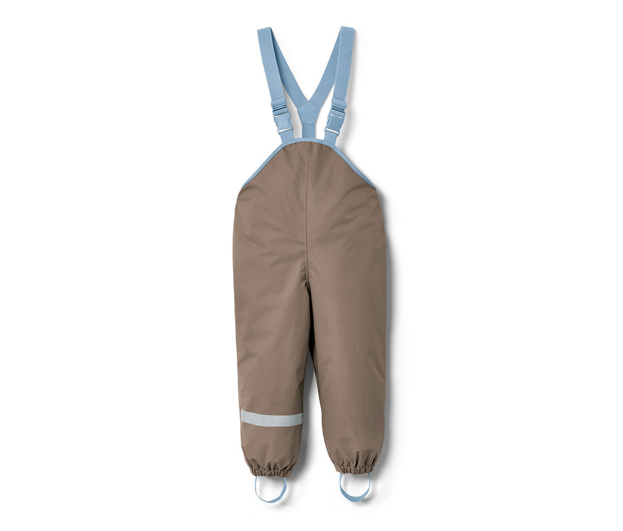 Braune Kleinkind-Regenhose mit blauen Hosenträgern.