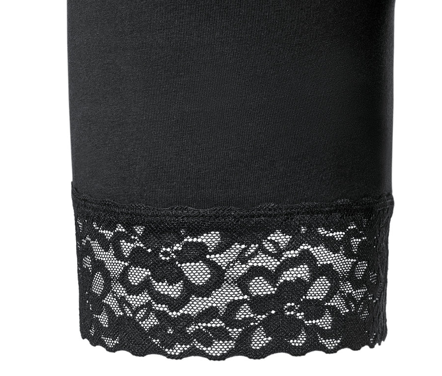 Detailaufnahme von schwarzen Radlershorts mit Spitzenborte.