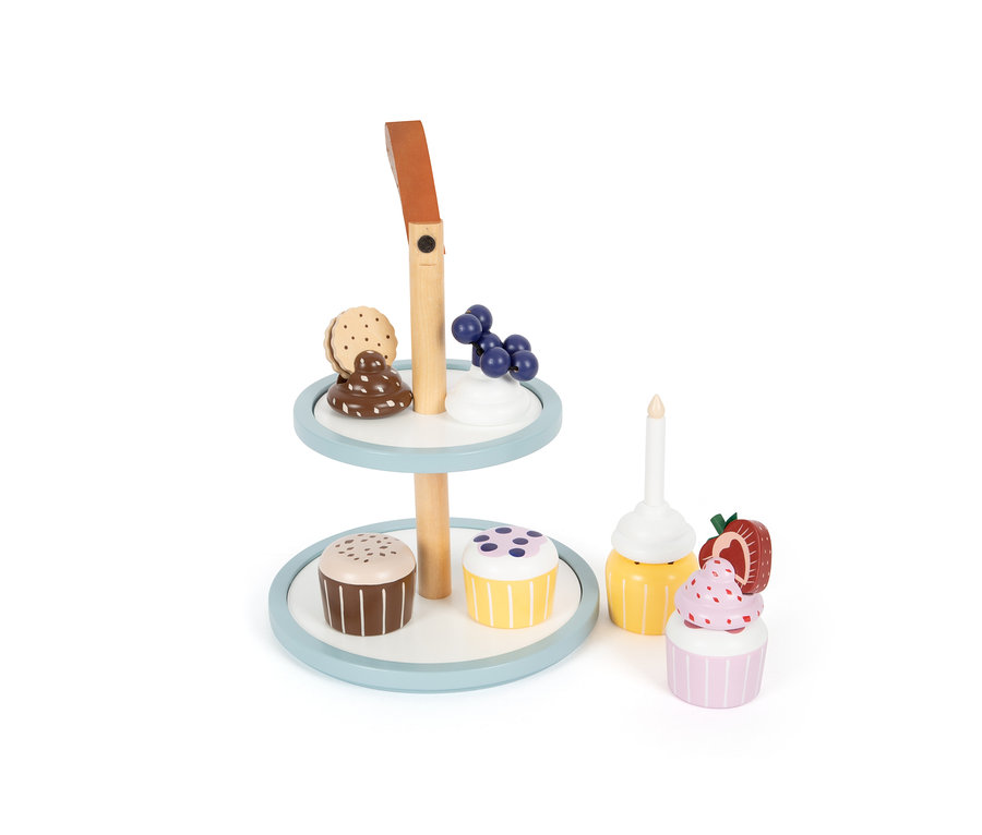 Ein zweistöckiges Holz-Etagerie mit hölzernen Cupcakes, Keksen und Früchten.