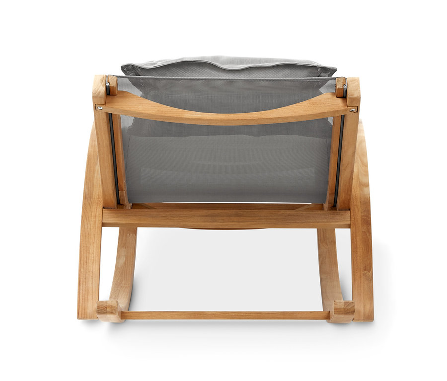 Rückansicht einer Teak-Schaukelliege mit TEXTILENE® und einem grauen Kissen.