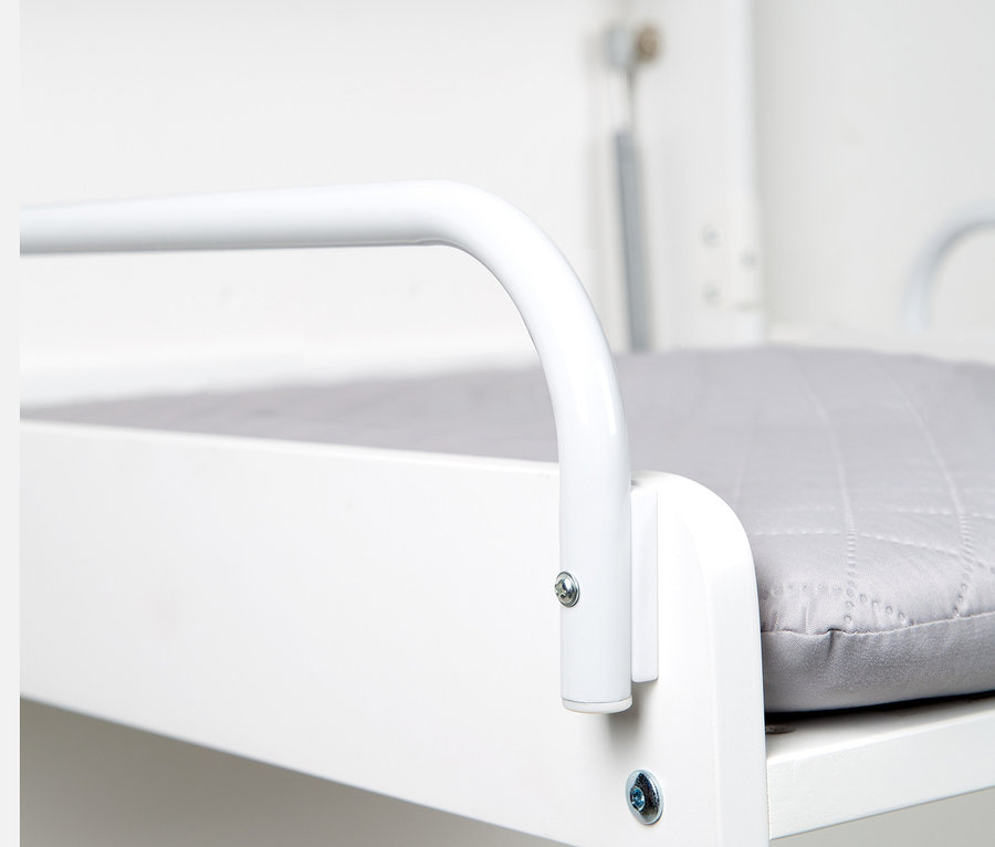 Detailansicht des weißen roba Wandwickelregals mit grauer Wickelauflage »roba style grau«.