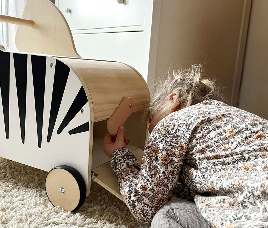 Mädchen öffnet die small foot Spielzeugkiste Zebra »Wildlife«.