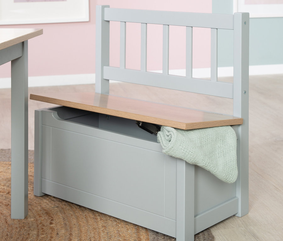 Die graue roba Kindertruhenbank »Woody« mit Holzplatte und Lattenrostlehne steht teilweise geöffnet auf einem Teppich.