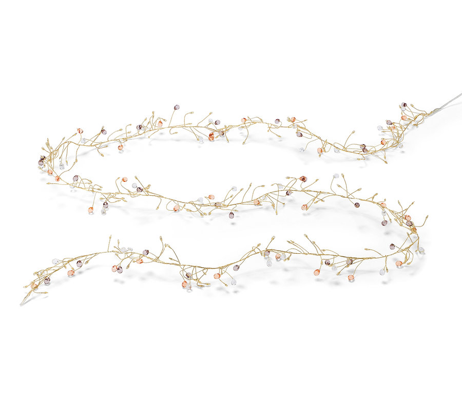 Eine LED-Girlande liegt auf einem weißen Hintergrund.