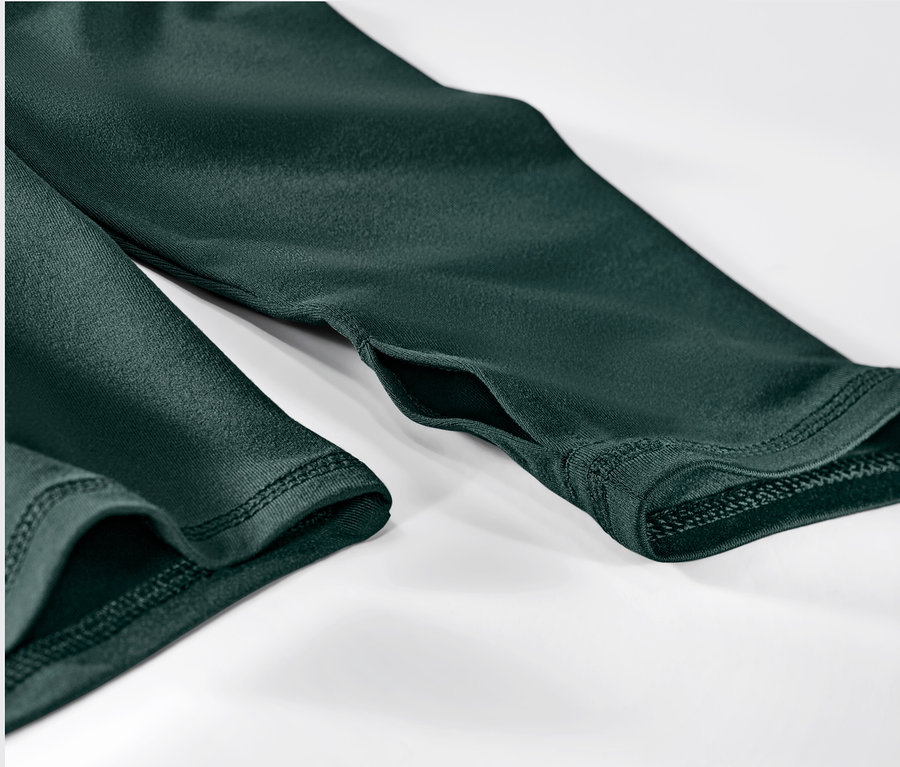 Detailansicht eines dunkelgrünen Langarm-Funktionsshirts.