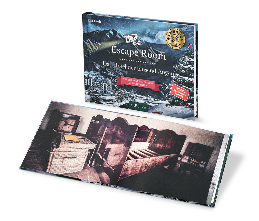Abgebildet ist das Escape-Room-Adventskalenderbuch »Das Hotel der tausend Augen« und ein aufgeschlagenes Buch mit dem Bild eines Innenraums.