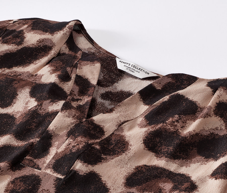 Detailansicht einer bedruckten Bluse mit Leopardenmuster.