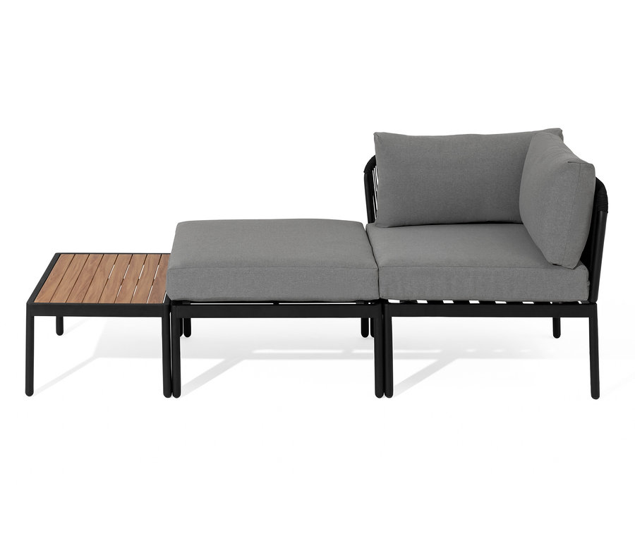 Modulare Lounge mit Textilgeflecht und grauen Kissen und Holztisch.