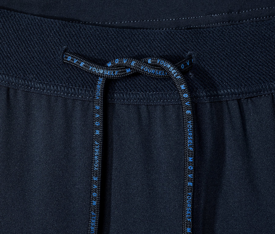 Detailaufnahme von navy Sportshorts mit Kordelzug.