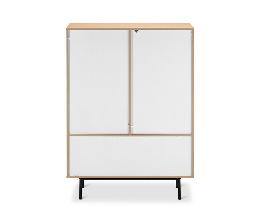 Ein beiges Highboard »Finnsbo« mit weißen Türen und Schublade steht auf schwarzen Füßen.