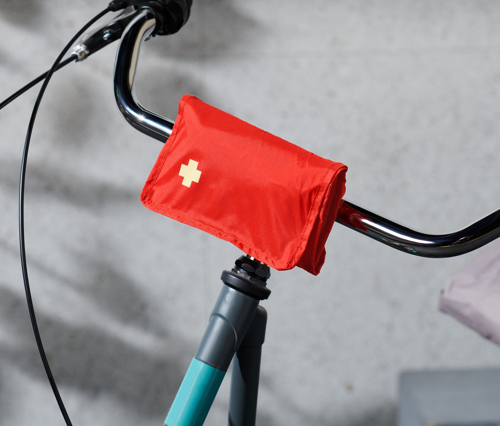 Eine Erste-Hilfe-Fahrradtasche ist am Lenker eines Fahrrads befestigt.