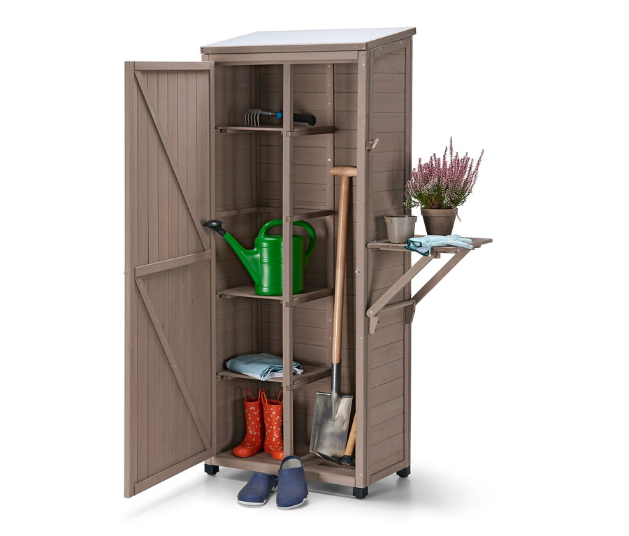 Geöffneter großer Gartenschrank »Jonte« mit hochklappbarem Seitenregal, darin Werkzeuge, Gießkanne, Stiefel und Kleidung.
