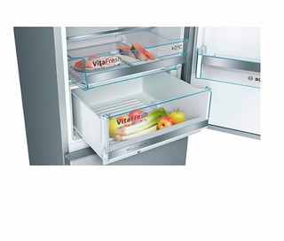 Geöffneter Kühlschrank mit Fisch und Gemüse in den Schubladen. Zu sehen ist eine Bosch Kühl-Gefrierkombination »KGE398IBP«.