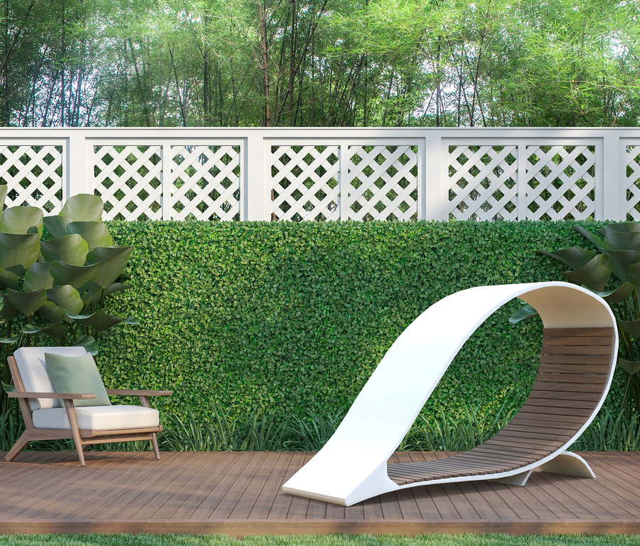 Auf einer Holzterrasse stehen eine weiße Wings for Living Liege »Ibiza« und ein cremefarbener Sessel mit einem olivgrünen Kissen.