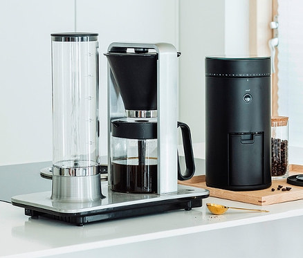 Wilfa Kaffeemaschine »Svart Precision« und Kaffeemühle auf einer weißen Anrichte.