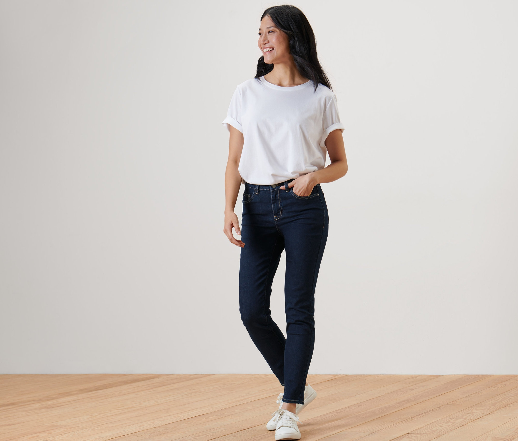 Frau posiert in Slim Jeans – Fit »Emma« und weißem T-Shirt.