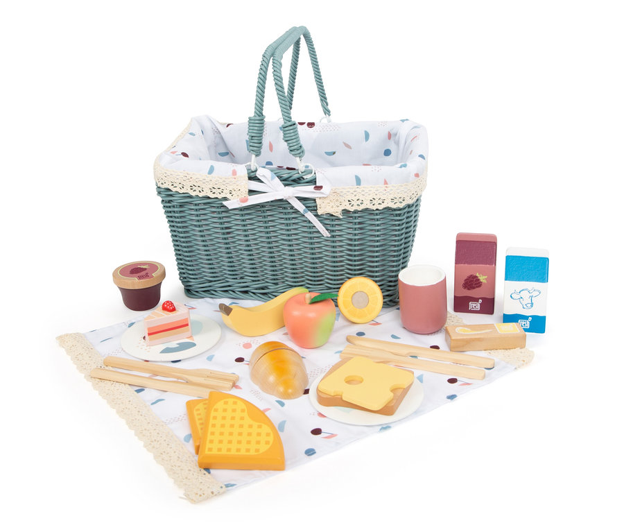 Ein small foot Picknickkorb »tasty« mit Spielzeugessen auf einer Decke.