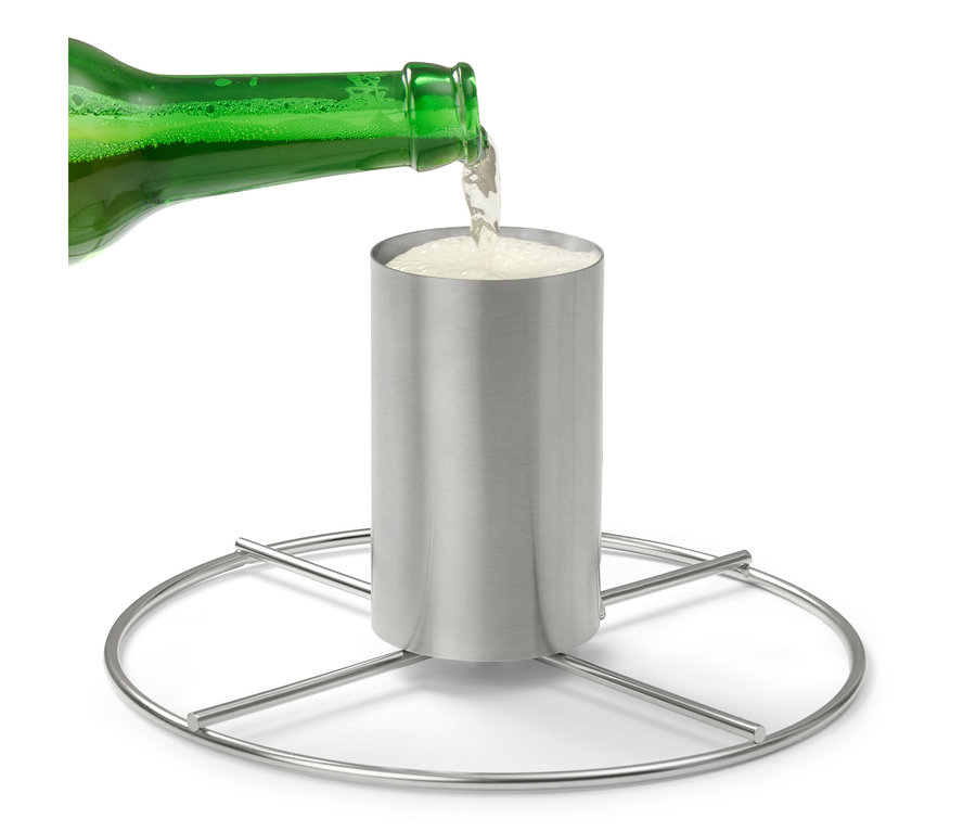 Eine grüne Flasche gießt Flüssigkeit in einen Hähnchengriller.