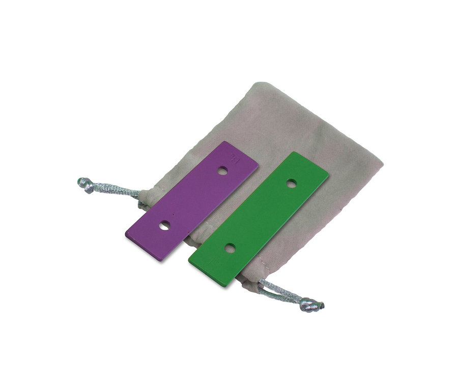 Ein lila und ein grüner Stab liegen auf der Hülle des Voggenreiter Großes Glockenspiels mit Buch.