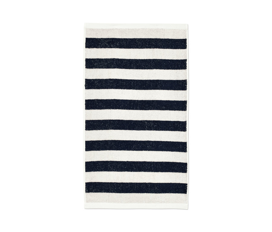 Zwei dunkelblau-weiß gestreifte Handtücher.
