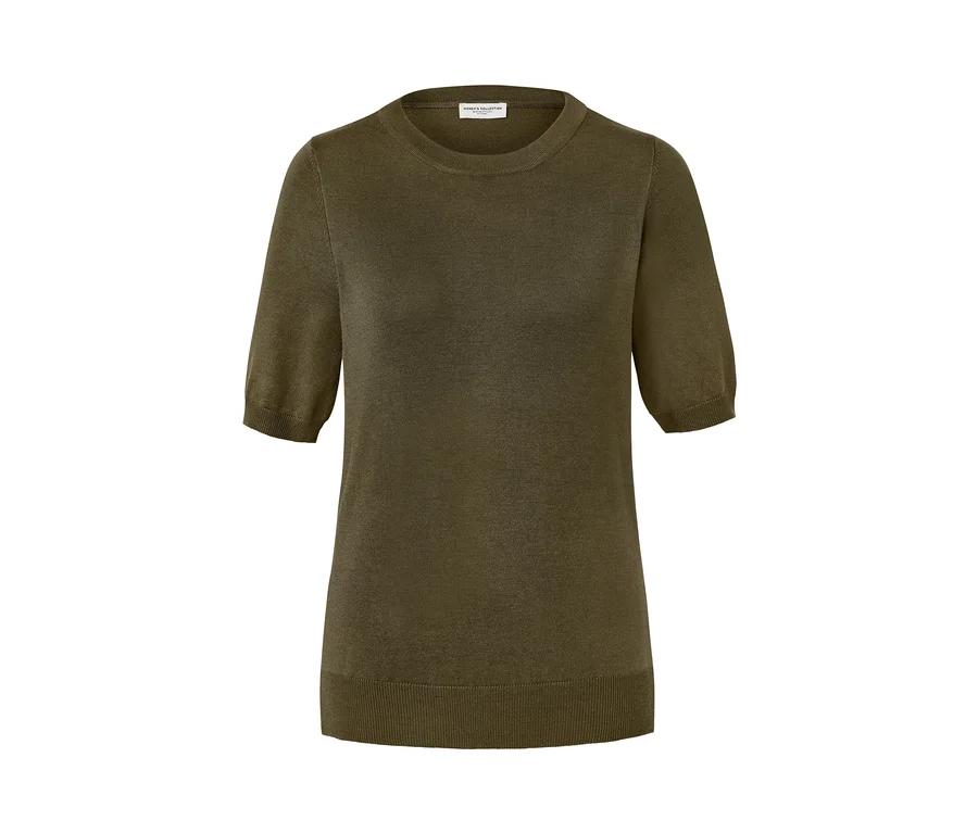Ein olivgrüner Feinstrickpullover mit kurzen Ärmeln.