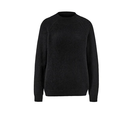 Schwarzer Grobstrickpullover mit Stehkragen.