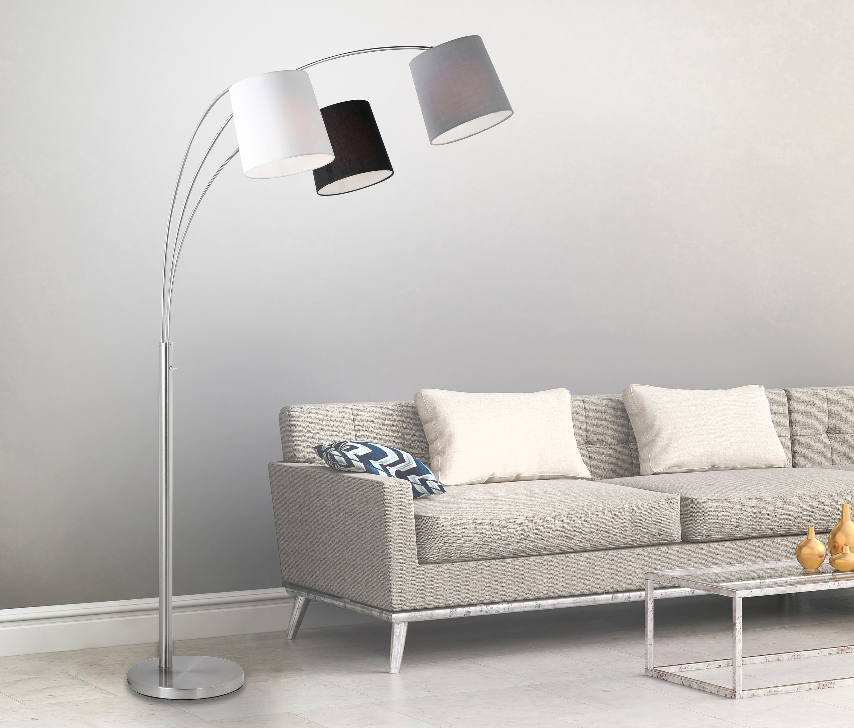 JUST LIGHT Stehleuchte »Melvin« Stehlampe in Silber mit drei Lampenschirmen steht neben einem grauen Sofa.