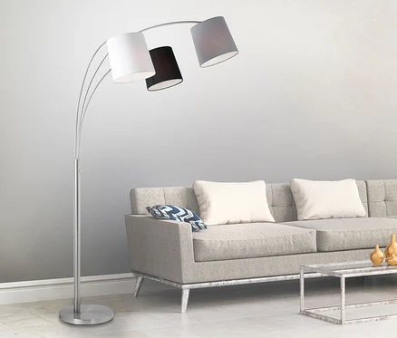 JUST LIGHT Stehleuchte »Melvin« Stehlampe in Silber mit drei Lampenschirmen steht neben einem grauen Sofa.