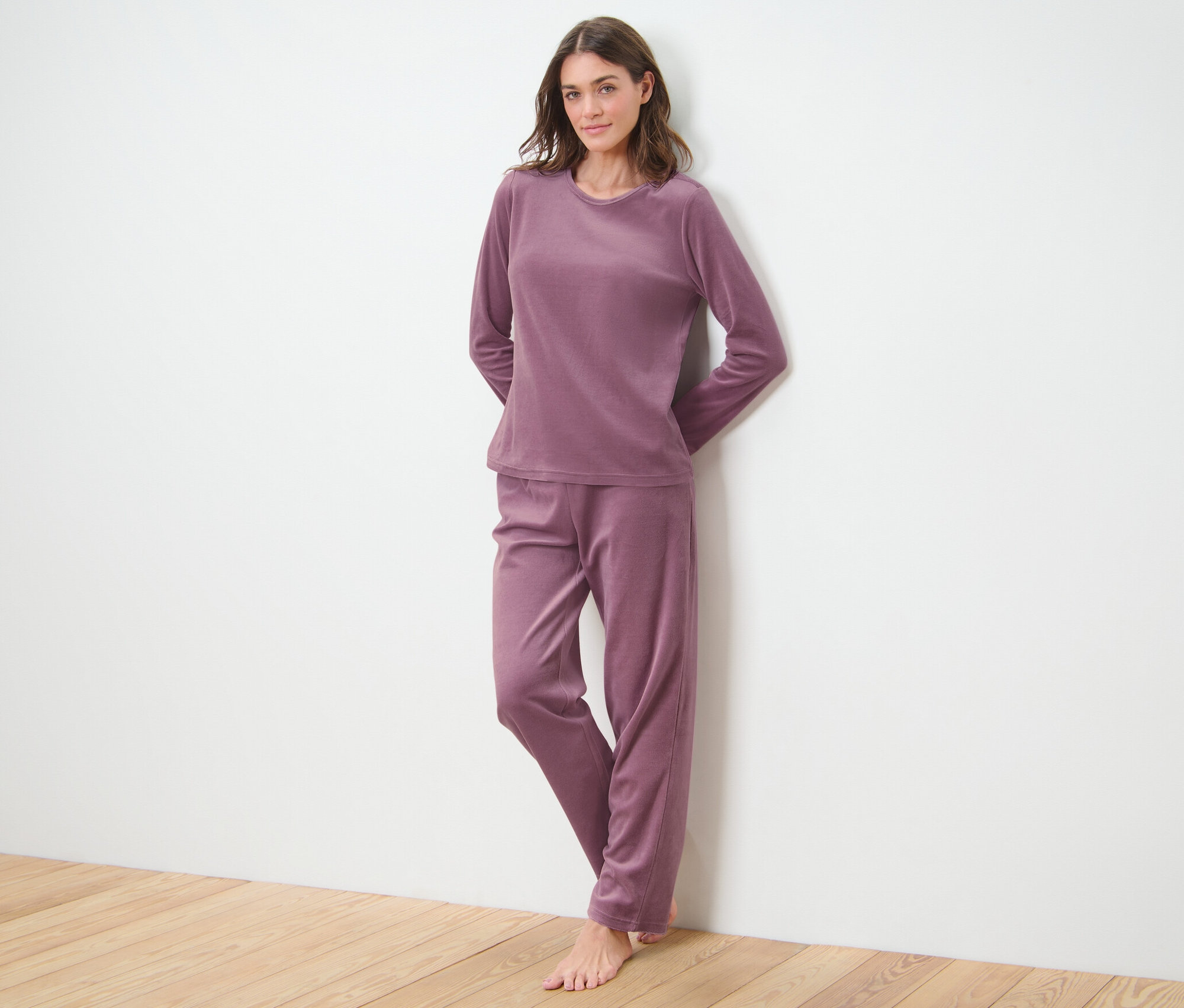 Frau posiert in Nicki-Pyjama.