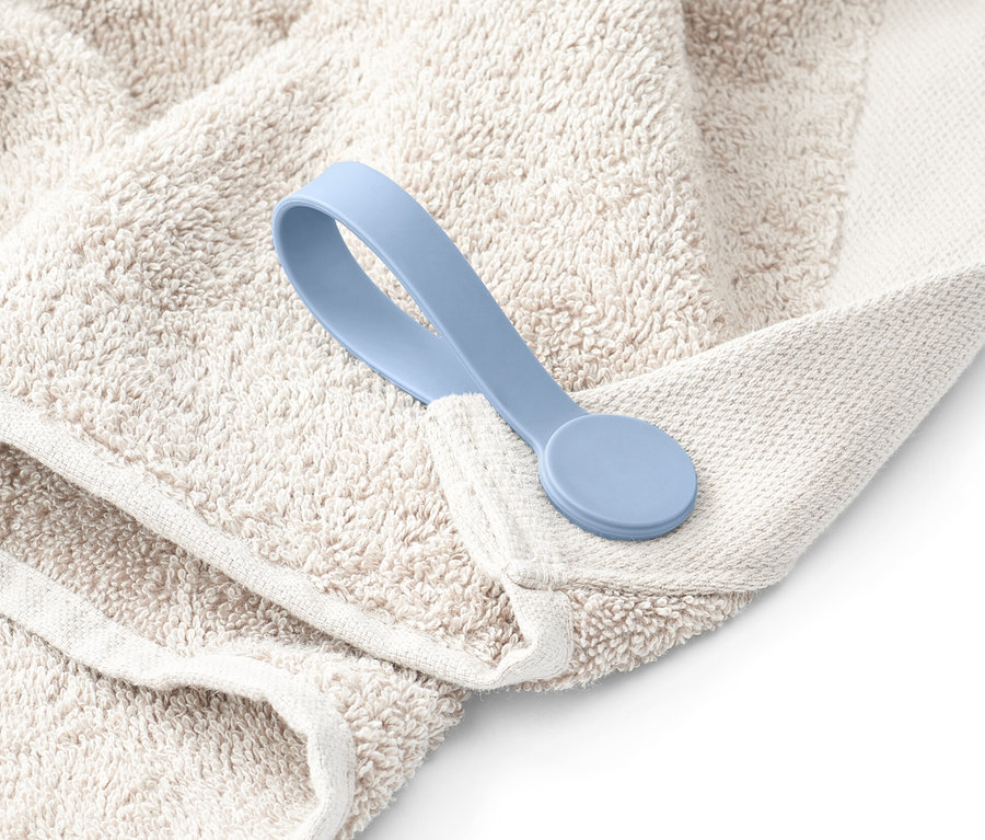Beiges Handtuch mit 2 Magnet-Clips.