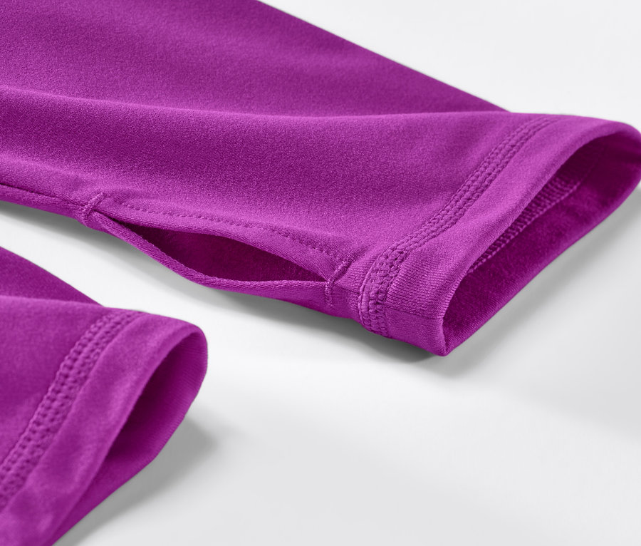 Detailaufnahme eines neonbeerenfarbenen Thermo-Funktionsshirts mit Daumenloch.