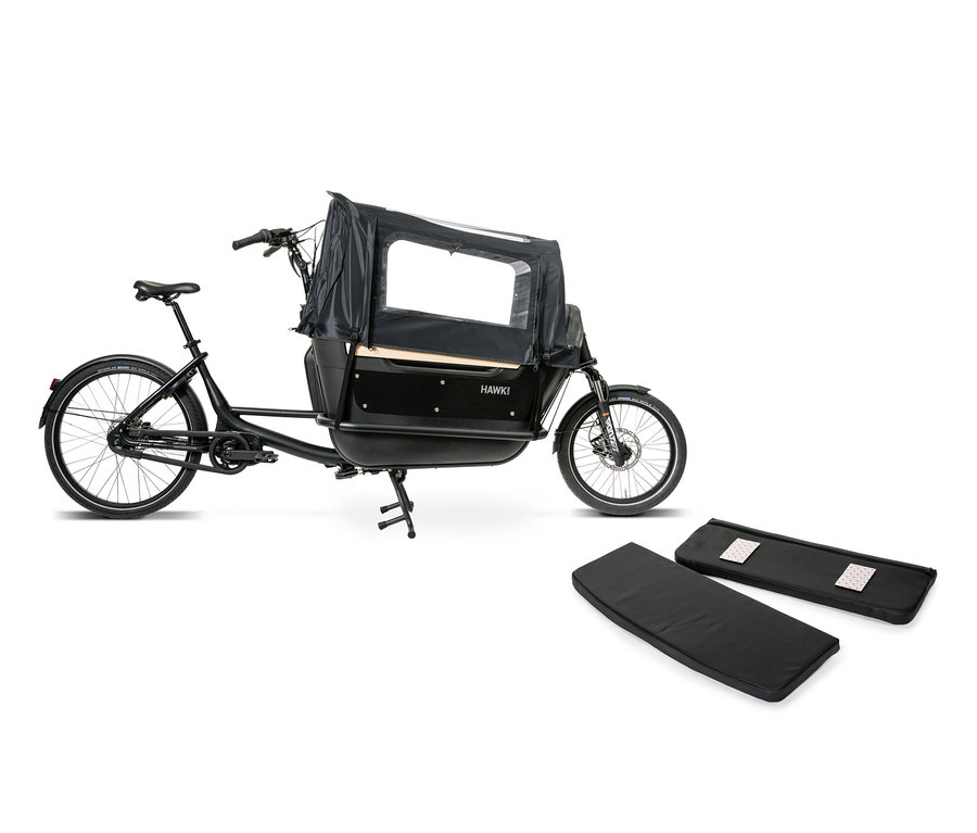 Schwarzes HAWK Bikes Lastenrad E-Cargo 2.2 Bafang mit schwarzer Regenhülle und zwei schwarzen Sitzmatten.