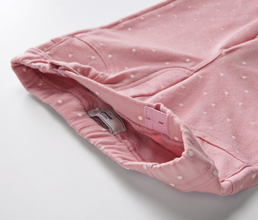 Detail einer Kinder-Jeggings ‒ Fit »Ida« mit weißen Punkten.