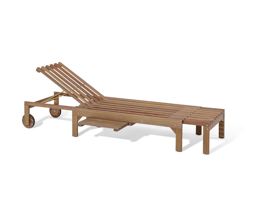 Eine hölzerne Liege mit verstellbarer Rückenlehne und Rädern.