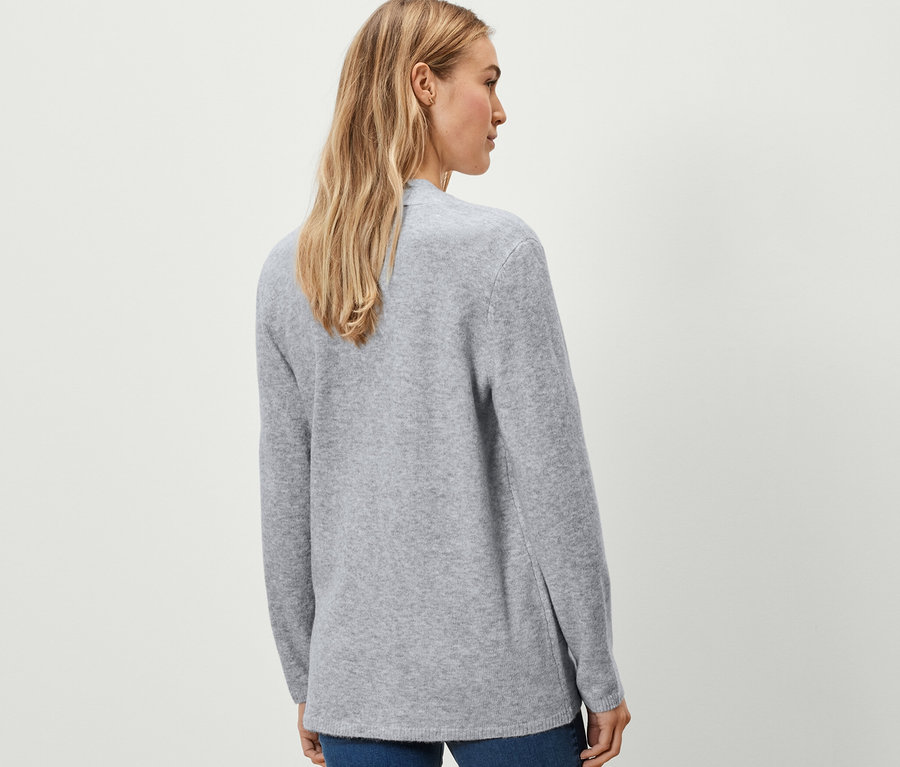 Frau trägt offenen Cardigan.