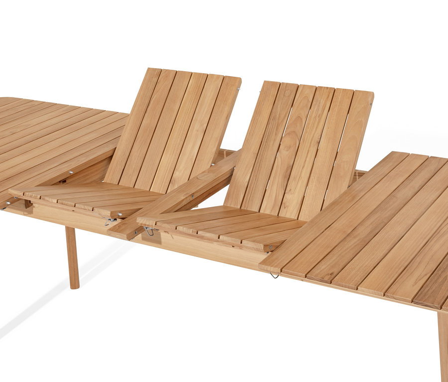 Ausziehbarer Teak-Tisch mit zwei Verlängerungsplatten.
