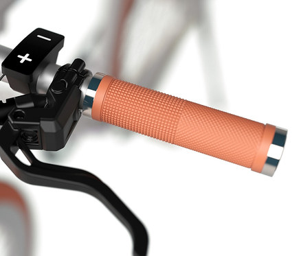 Detailaufnahme vom Lenker eines SHARP Hybrid E-Bikes. Brauner Griff, schwarzer Bremshebel und Bedienfeld mit Plus- und Minus-Tasten.