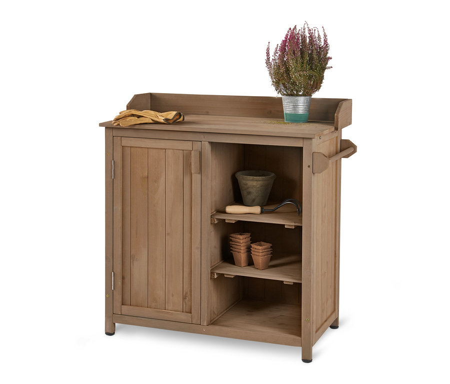 Gartenschrank mit Handtuchhalter, Blumentopf, Handschuhen und Gartengeräten.