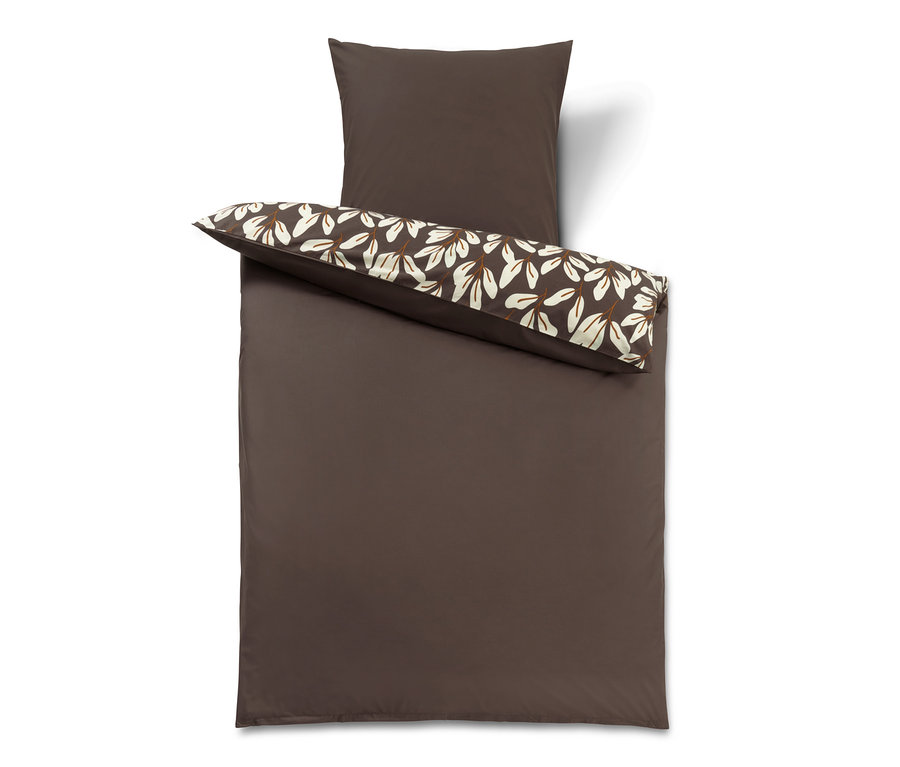 Braune Bettwäsche mit Blumenmuster auf dem Kissen.