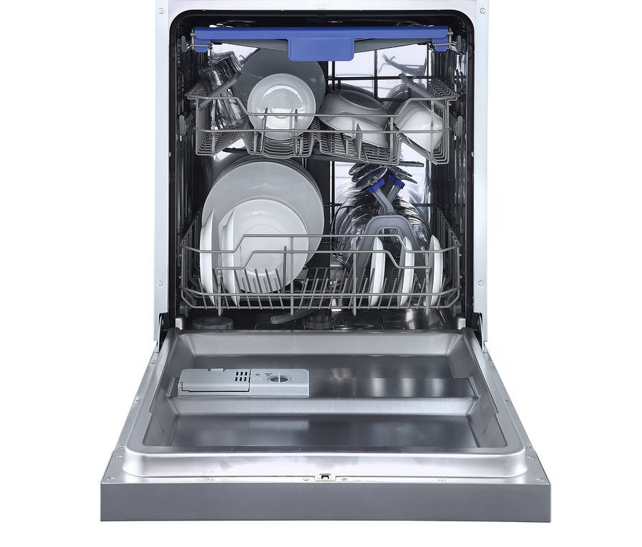 Offener grauer Respekta Geschirrspüler mit weissem Innenraum, gefüllt mit weissen Tellern und Gläsern.