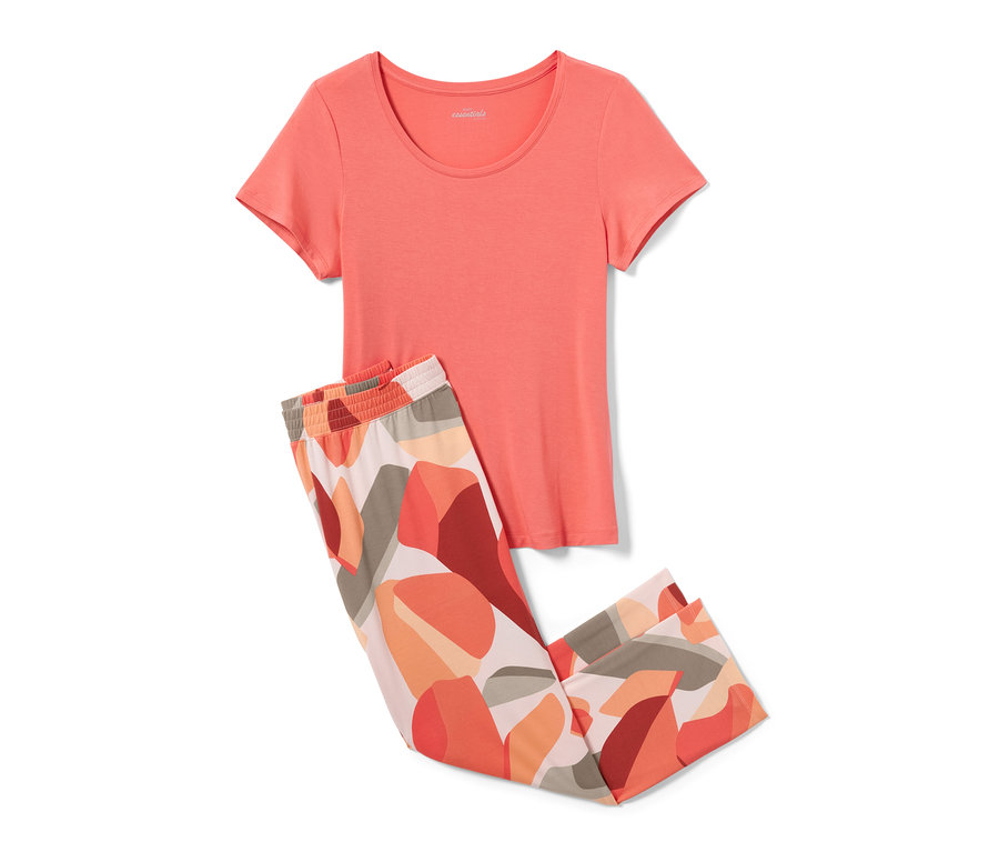 Ein rosa Pyjama in 7/8-Länge liegt auf einem weißen Hintergrund.