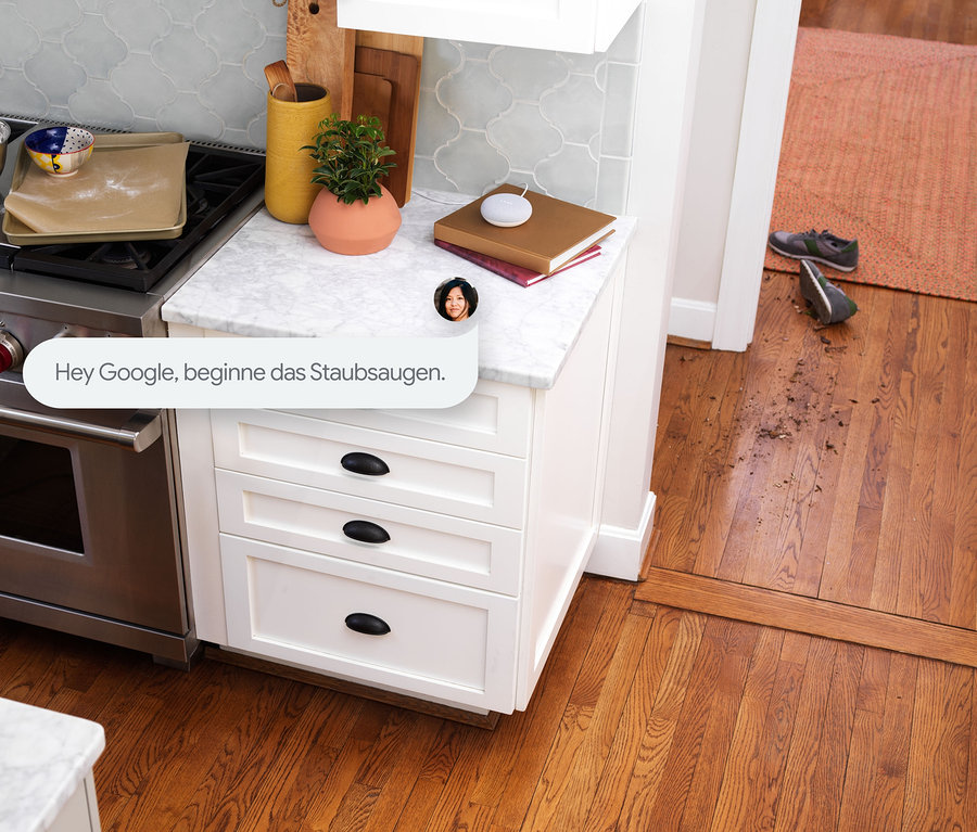 Küchenszene mit iRobot Saugroboter Roomba i1 auf dem Boden.