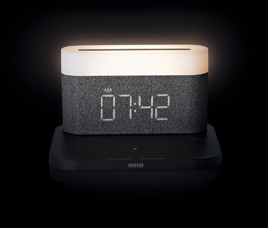 Schwarzer N8WERK Nachttischlampen-Wecker mit Wireless Charger zeigt die Uhrzeit 07:42.