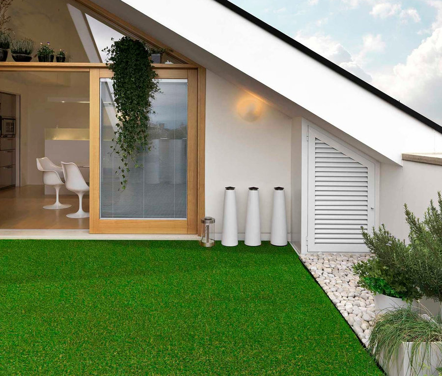 Grüner Primaflor Rasenteppich »COMFORT« auf einer Hausterrasse.