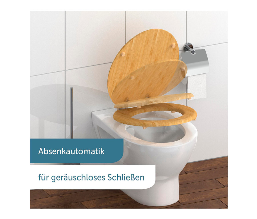 Geöffneter WC-Sitz »Bambus« mit Absenkautomatik auf weißer Toilette.